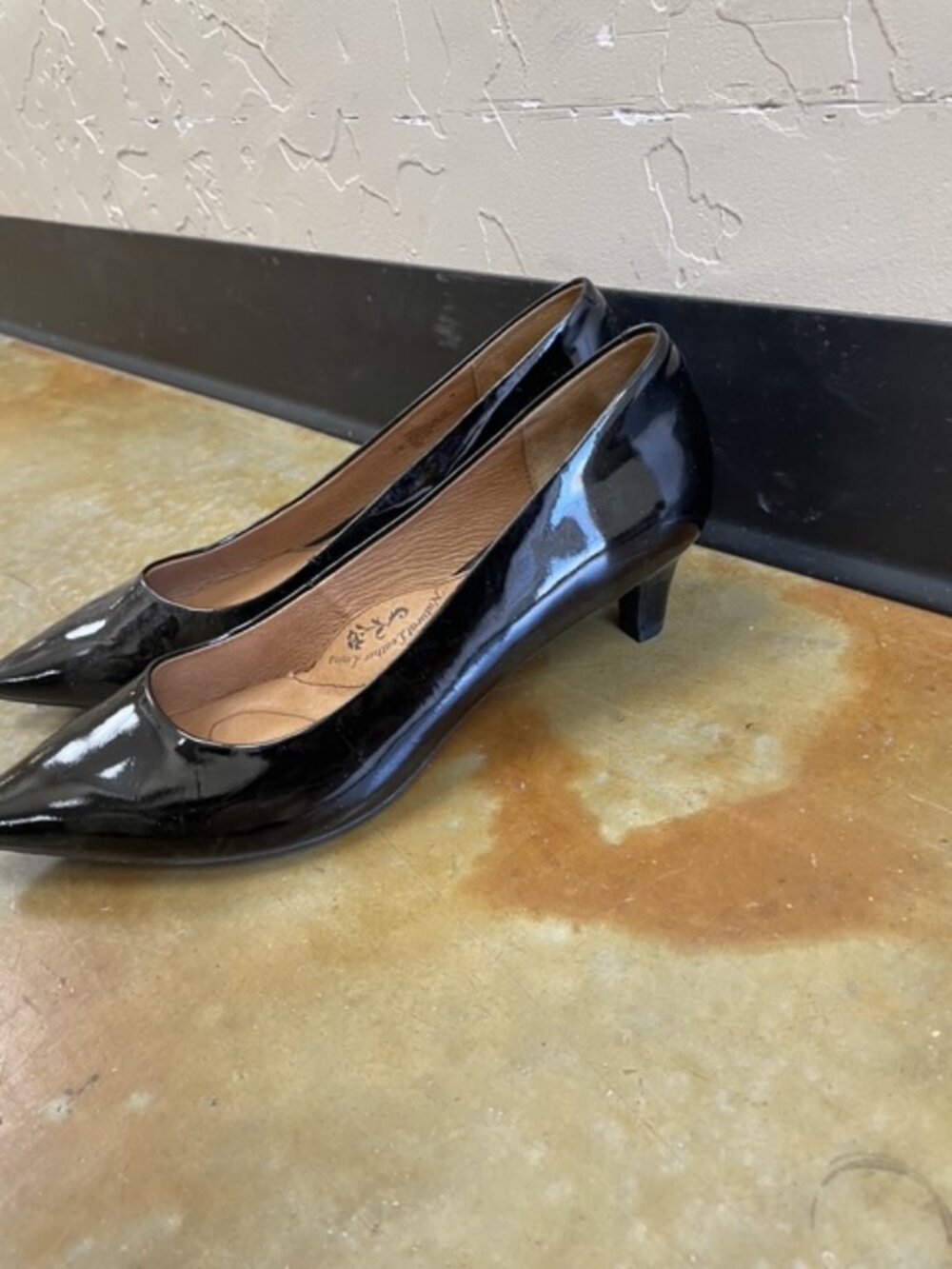 Sofft low kitten-style glossy black heel